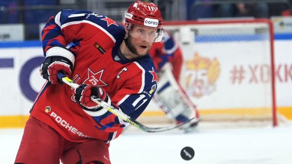 Игрок ПХК ЦСКА Сергей Андронов в матче регулярного чемпионата Континентальной хоккейной лиги между ПХК ЦСКА (Москва) и ХК Металлург (Магнитогорск). Игрок ПХК ЦСКА Сергей Андронов в матче регулярного чемпионата Континентальной хоккейной лиги между ПХК ЦСКА (Москва) и ХК Металлург (Магнитогорск).