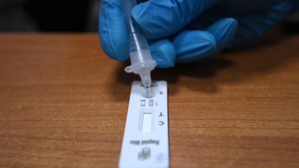 Медицинский работник во время проведения экспресс-тестирования на коронавирус среди старшеклассников Новосибирска