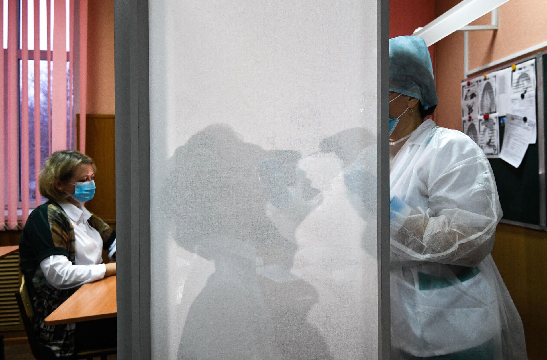 Медицинский работник во время проведения экспресс-тестирования на коронавирус - РИА Новости, 1920, 01.12.2022