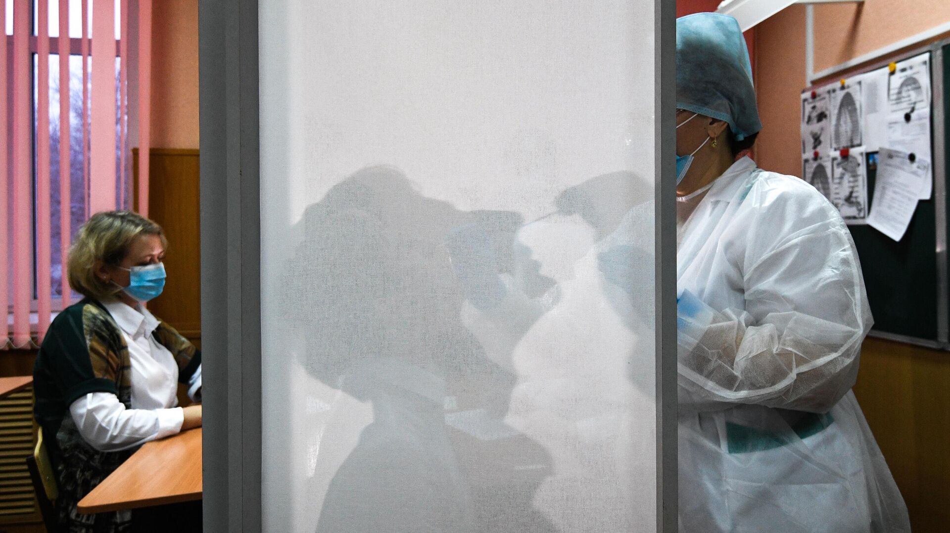 Медицинский работник во время проведения экспресс-тестирования на коронавирус - РИА Новости, 1920, 30.09.2022
