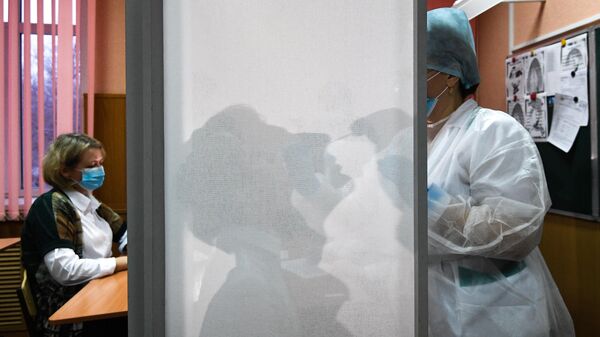 Медицинский работник во время проведения экспресс-тестирования на коронавирус