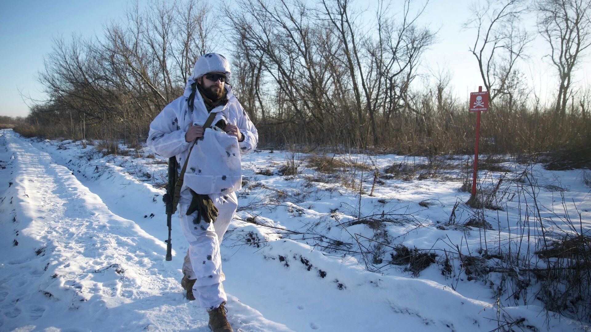 Украинский военнослужащий на линии соприкосновения в Донецкой области - РИА Новости, 1920, 12.02.2022