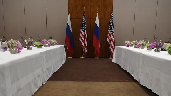 Флаги России и США возле стола переговоров в отеле Президент в Женеве