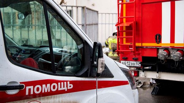 Автомобиль скорой помощи и пожарная машина у одной из школ в Симферополе