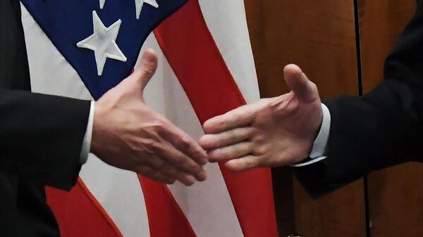 Министр иностранных дел России Сергей Лавров и государственный секретарь США Энтони Блинкен пожимают руки во время встречи в Женеве