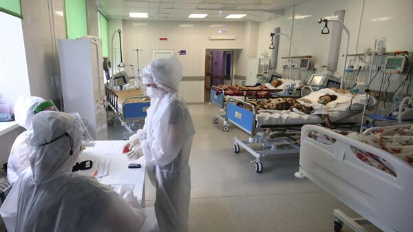 Медицинские сотрудники и пациенты в реанимационной палате для больных COVID-19  красной зоны клинической больницы №5 города Волгограда