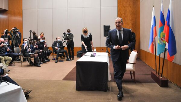 Министр иностранных дел РФ Сергей Лавров после пресс-конференции по итогам переговоров с государственным секретарем США Энтони Блинкеном в Женеве