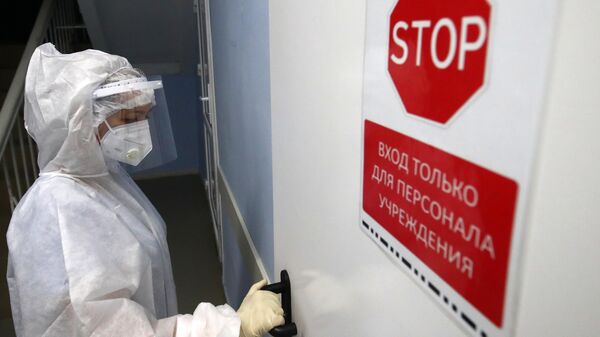 Медицинский сотрудник заходит в красную зону для больных COVID-19 в клинической больнице Волгограда