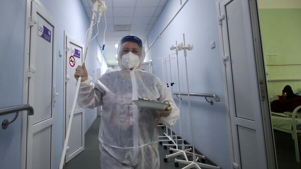 Медицинский сотрудник в отделении для больных COVID-19 клинической больницы Волгограда