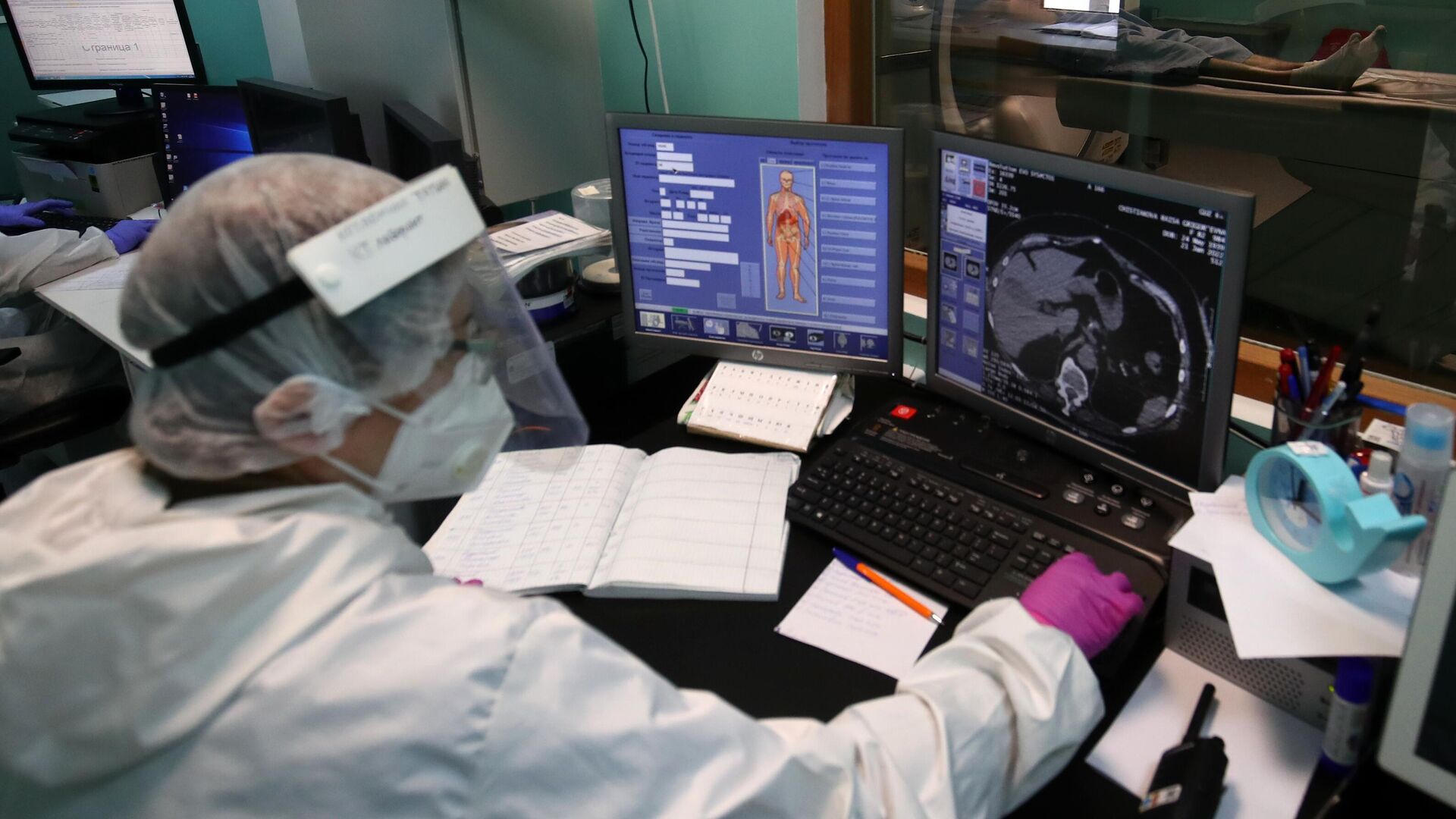 Медицинский сотрудник проводит компьютерную томографию пациенту с COVID-19 - РИА Новости, 1920, 23.01.2022