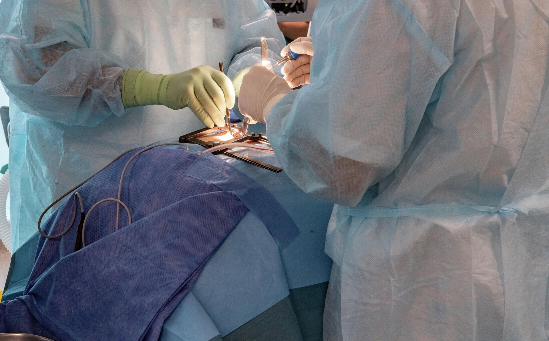 Хирурги во время операции в интегрированной эндоскопической 3D операционной - РИА Новости, 1920, 21.01.2022