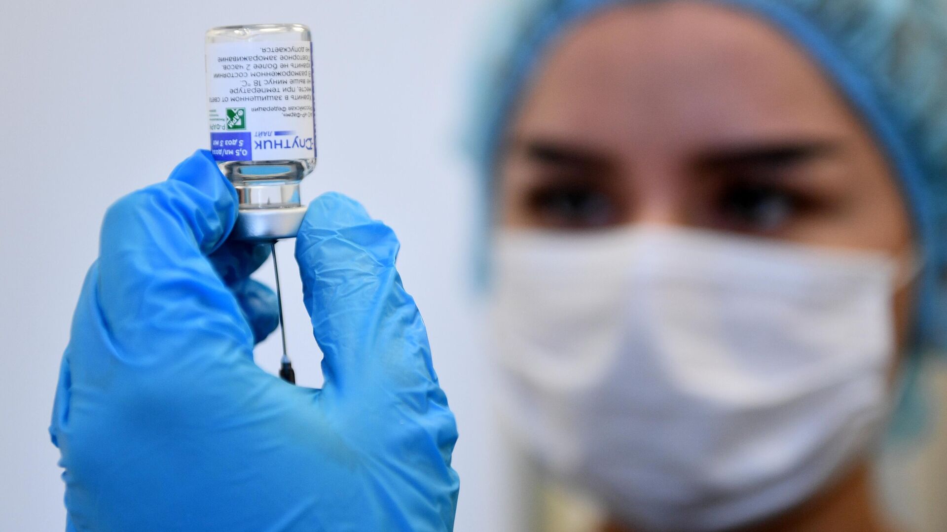 Медицинский сотрудник наполняет шприц вакциной от COVID-19 - РИА Новости, 1920, 05.09.2022