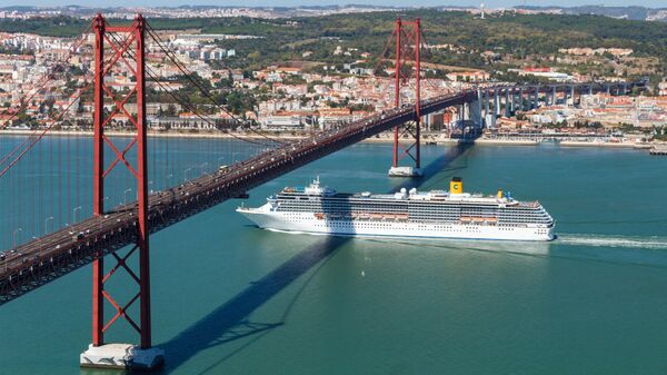 Круизный лайнер в Лиссабоне, Португалия