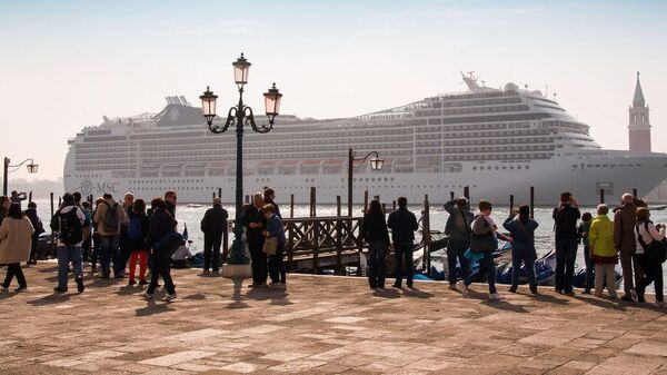 Круизное судно в порту Венеции 