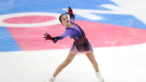 Софья Акатьева выступает в произвольной программе в финале Кубка России по фигурному катанию в Москве. 