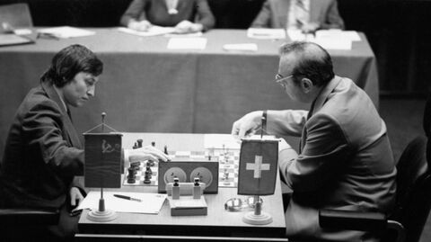 Матч на первенство мира по шахматам между Анатолием Карповым и швейцарским шахматистом Виктором Корчным (слева направо) в Италии, 1 октября - 18 ноября 1981 года.