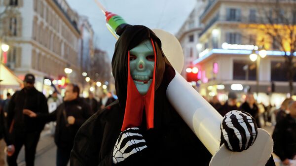 Участник акции протеста против ковидных ограничений в Ницце, Франция