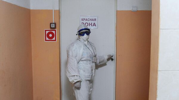 Врач возле входа в красную зону инфекционного отделения