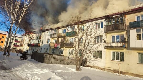 Пожар в трехэтажном доме в поселке Смирных Сахалинской области