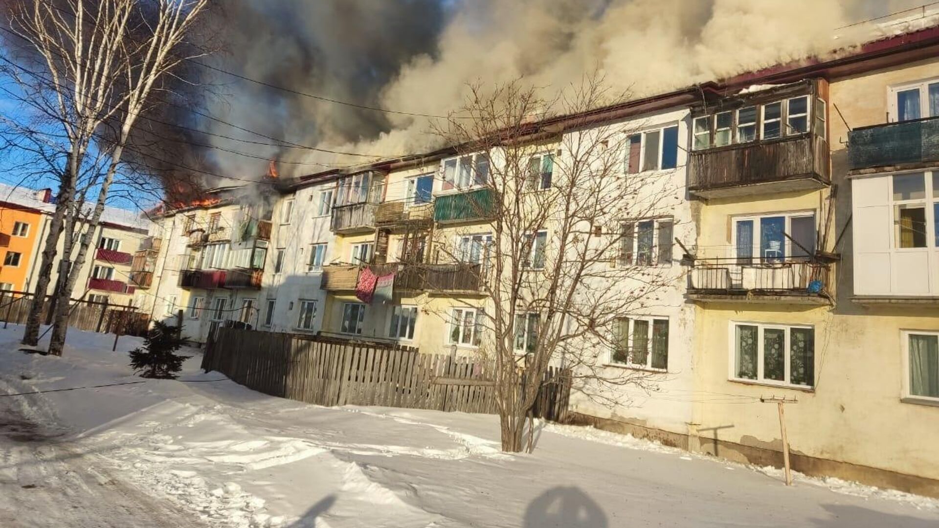 Пожар в трехэтажном доме в поселке Смирных Сахалинской области - РИА Новости, 1920, 22.01.2022