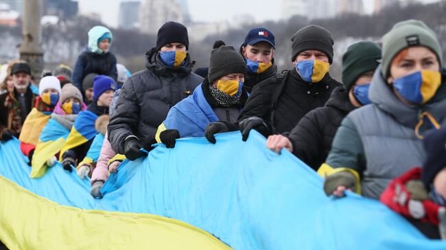 Участники праздничного шествия по случаю празднования Дня соборности Украины 