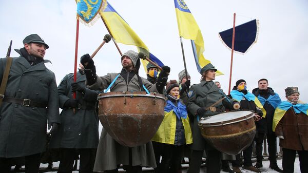 Участники праздничного шествия по случаю празднования Дня соборности Украины 