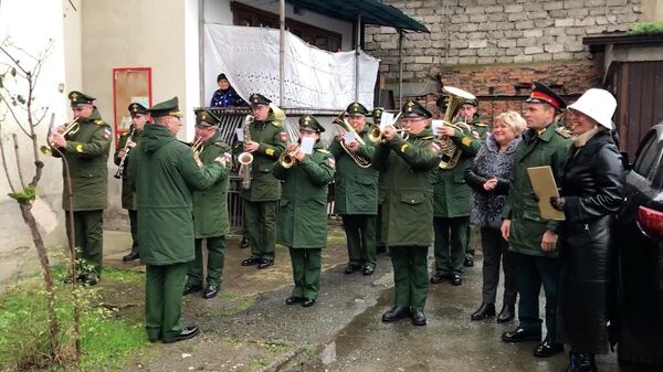 Военный оркестр РФ в Абхазии поздравил ветерана ВОВ со 100-летием