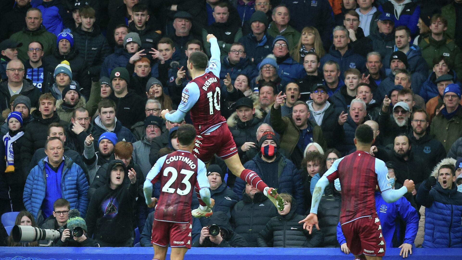 Aston Villa's Argentinian midfielder Emiliano Buendia (C) celebrates scoring the opening goal in front of the Everton supporters during the English Premier League football match between Everton and Aston Villa at Goodison Park in Liverpool, north west England on January 22, 2022. (Photo by Lindsey Parnaby / AFP) / RESTRICTED TO EDITORIAL USE. No use with unauthorized audio, video, data, fixture lists, club/league logos or 'live' services. Online in-match use limited to 120 images. An additional 40 images may be used in extra time. No video emulation. Social media in-match use limited to 120 images. An additional 40 images may be used in extra time. No use in betting publications, games or single club/league/player publications. /  - РИА Новости, 1920, 22.01.2022