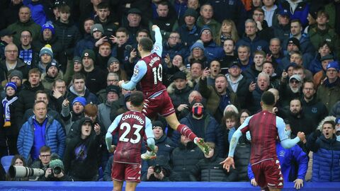 Aston Villa's Argentinian midfielder Emiliano Buendia (C) celebrates scoring the opening goal in front of the Everton supporters during the English Premier League football match between Everton and Aston Villa at Goodison Park in Liverpool, north west England on January 22, 2022. (Photo by Lindsey Parnaby / AFP) / RESTRICTED TO EDITORIAL USE. No use with unauthorized audio, video, data, fixture lists, club/league logos or 'live' services. Online in-match use limited to 120 images. An additional 40 images may be used in extra time. No video emulation. Social media in-match use limited to 120 images. An additional 40 images may be used in extra time. No use in betting publications, games or single club/league/player publications. / 