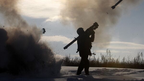 Украинский военный запускает ракету из ЗРК