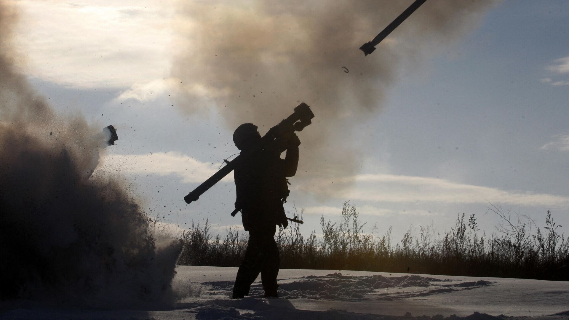 Украинский военный запускает ракету из ЗРК - РИА Новости, 1920, 22.01.2022