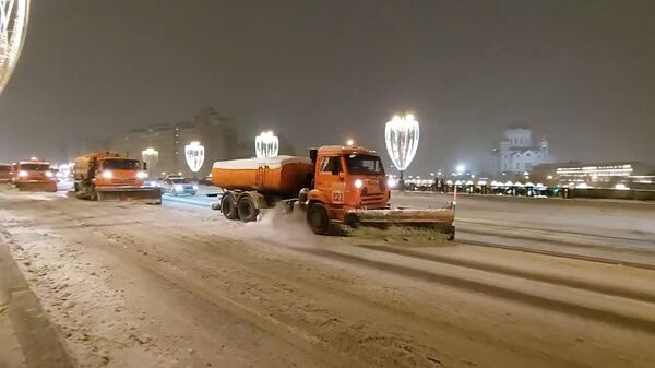 Круглосуточные снегоуборочные работы из-за рекордного снегопада в Москве