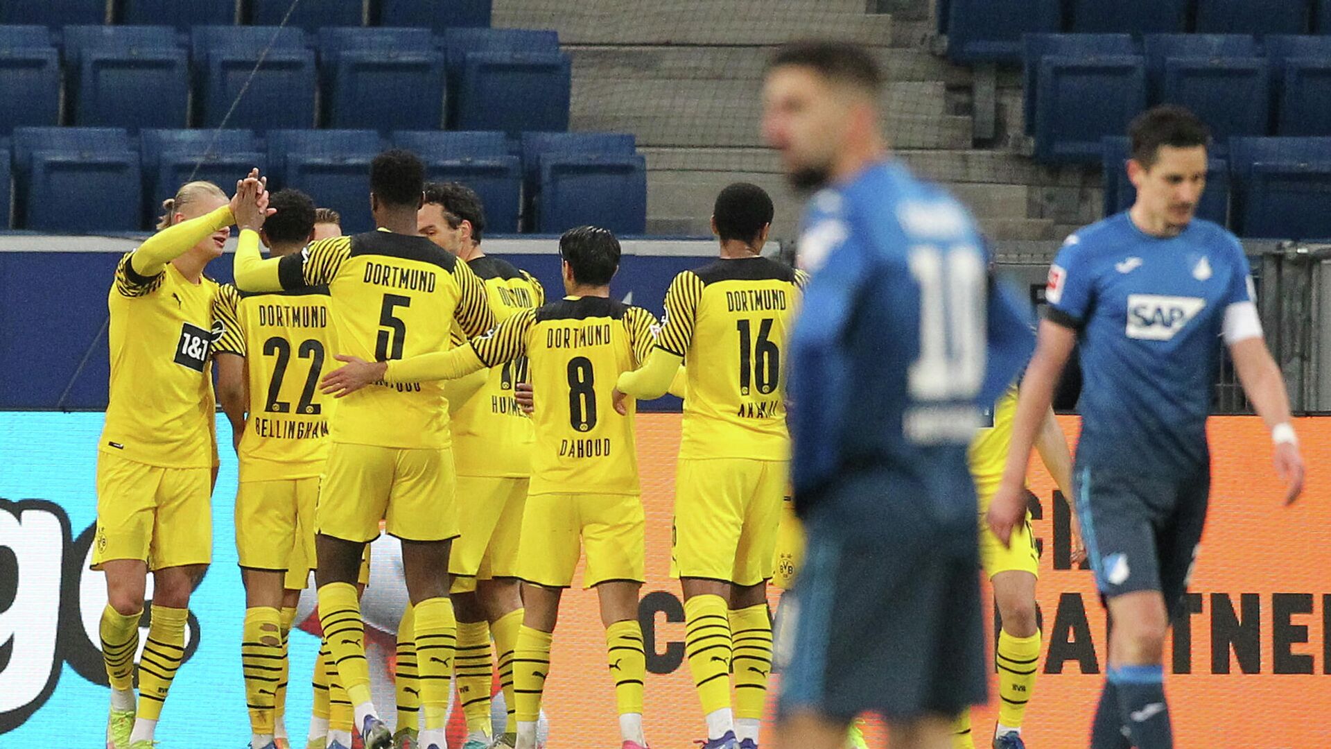 Dortmund's team celebrates scoring the 1-2 during the German first division Bundesliga football match between TSG Hoffenheim and Borussia Dortmund in Sinsheim on January 22, 2022. (Photo by Daniel ROLAND / AFP) / DFL REGULATIONS PROHIBIT ANY USE OF PHOTOGRAPHS AS IMAGE SEQUENCES AND/OR QUASI-VIDEO - РИА Новости, 1920, 22.01.2022