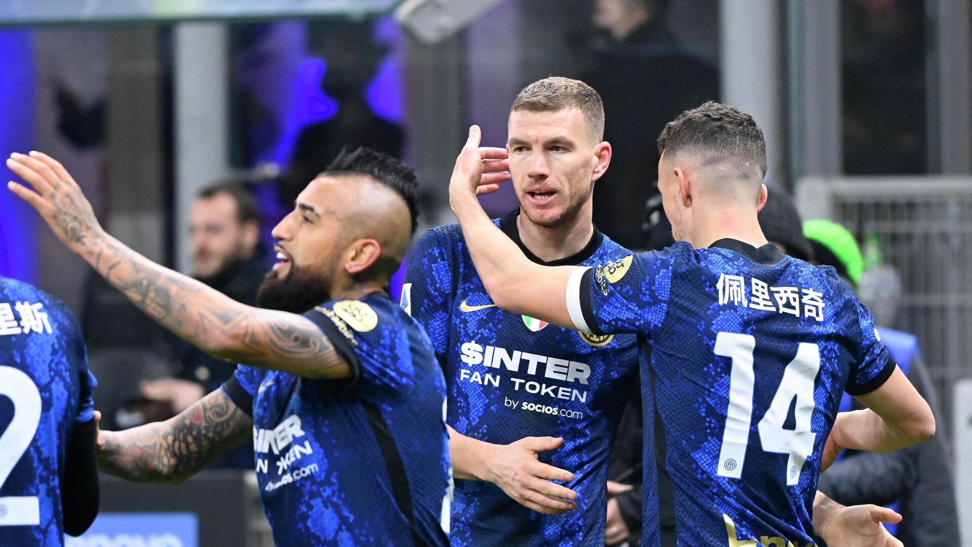 Inter Milan's Bosnian forward Edin Dzeko (C) celebrates with teammates after scoring a goal during the Italian Serie A football match between Inter Milan and Venezia at the Giuseppe-Meazza (San Siro) stadium in Milan on January 22, 2022. (Photo by Alberto PIZZOLI / AFP) - РИА Новости, 1920, 22.01.2022