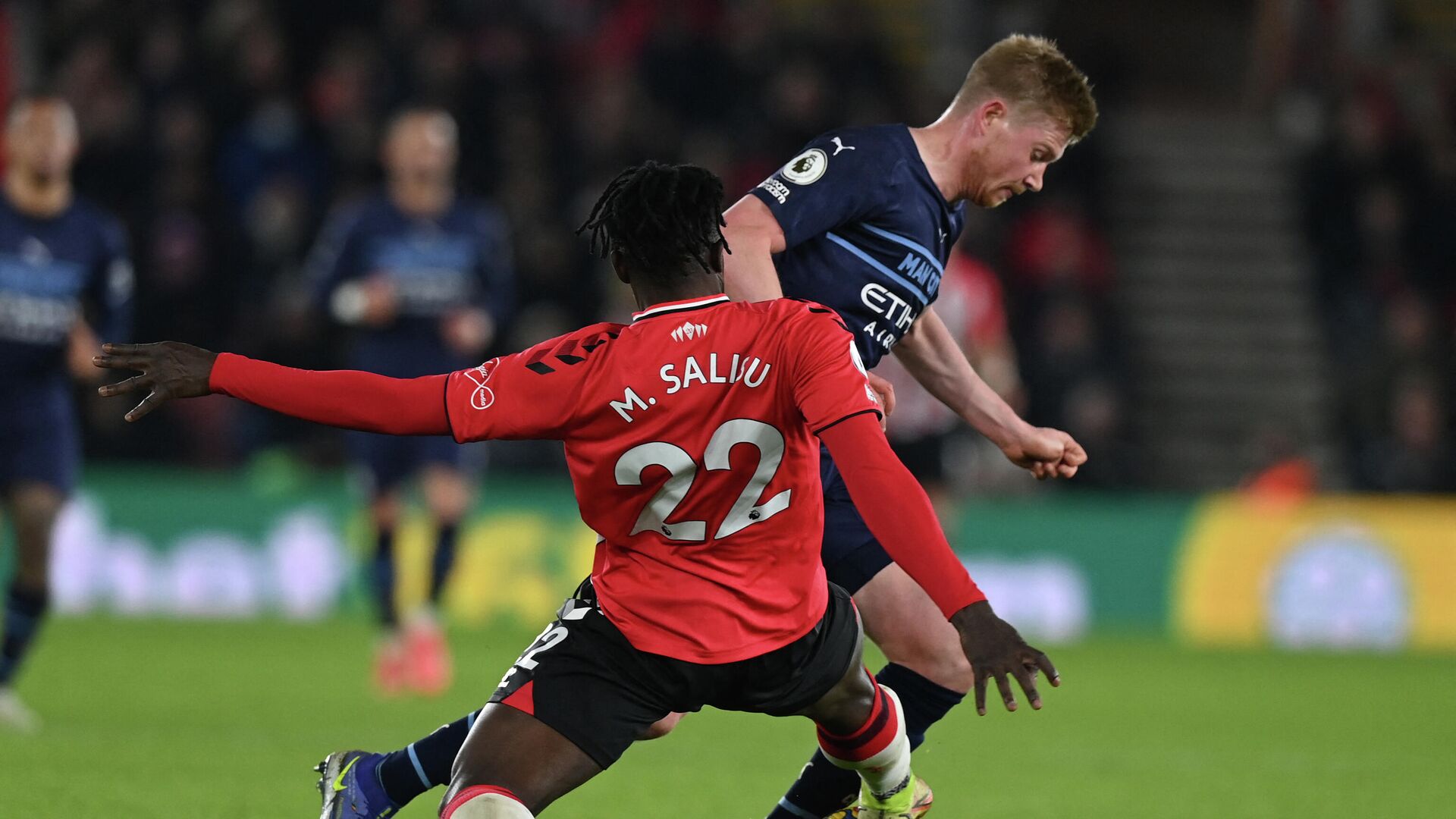 Manchester City's Belgian midfielder Kevin De Bruyne (R) is tackled by Southampton's Ghanaian defender Mohammed Salisu during the English Premier League football match between Southampton and Manchester City at St Mary's Stadium in Southampton, southern England on January 22, 2022. (Photo by Glyn KIRK / AFP) / RESTRICTED TO EDITORIAL USE. No use with unauthorized audio, video, data, fixture lists, club/league logos or 'live' services. Online in-match use limited to 120 images. An additional 40 images may be used in extra time. No video emulation. Social media in-match use limited to 120 images. An additional 40 images may be used in extra time. No use in betting publications, games or single club/league/player publications. /  - РИА Новости, 1920, 22.01.2022