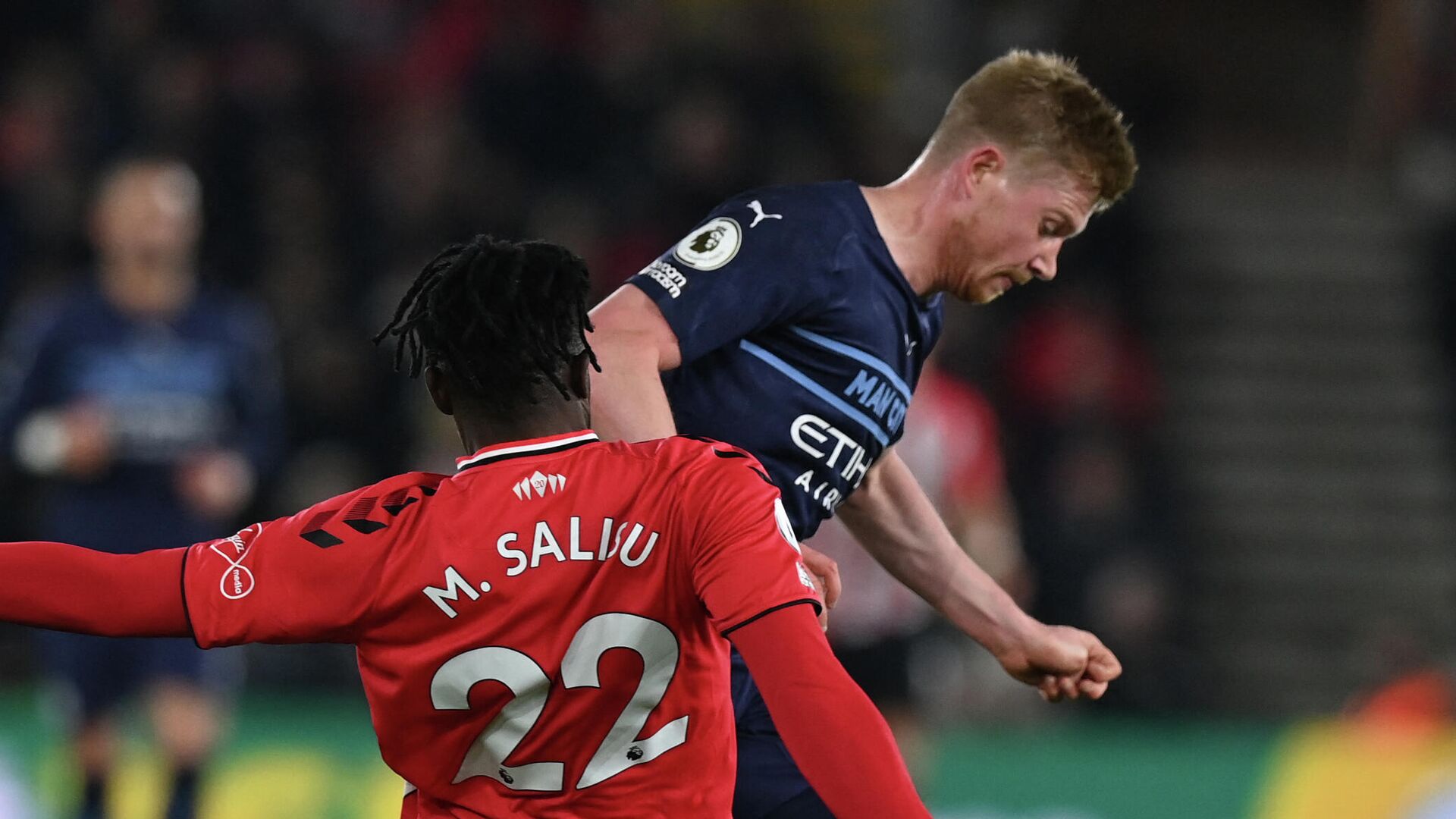 Manchester City's Belgian midfielder Kevin De Bruyne (R) is tackled by Southampton's Ghanaian defender Mohammed Salisu during the English Premier League football match between Southampton and Manchester City at St Mary's Stadium in Southampton, southern England on January 22, 2022. (Photo by Glyn KIRK / AFP) / RESTRICTED TO EDITORIAL USE. No use with unauthorized audio, video, data, fixture lists, club/league logos or 'live' services. Online in-match use limited to 120 images. An additional 40 images may be used in extra time. No video emulation. Social media in-match use limited to 120 images. An additional 40 images may be used in extra time. No use in betting publications, games or single club/league/player publications. /  - РИА Новости, 1920, 22.01.2022