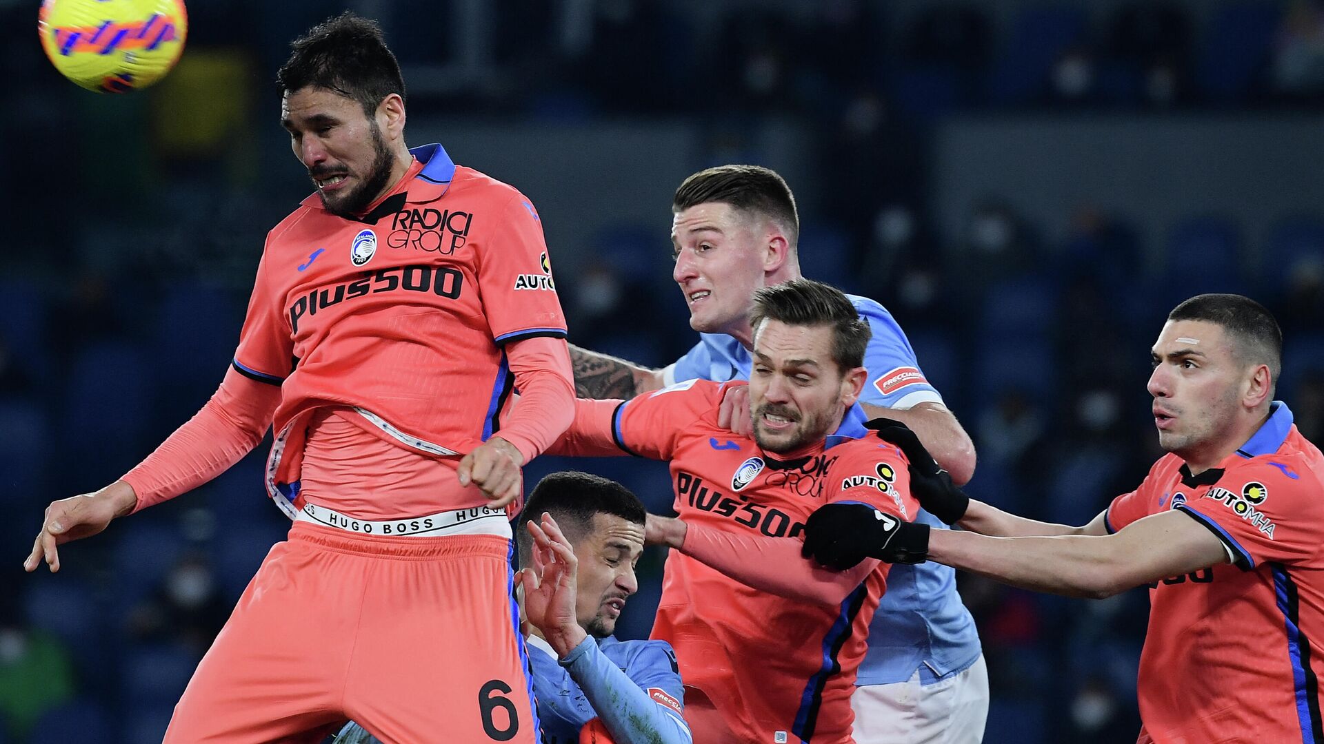 Atalanta's Argentinian defender Jose Luis Palomino (L) heads the ball during the Italian Serie A football match between Lazio and Atalanta on January 22, 2022 at the Olympic stadium in Rome. (Photo by Filippo MONTEFORTE / AFP) - РИА Новости, 1920, 23.01.2022