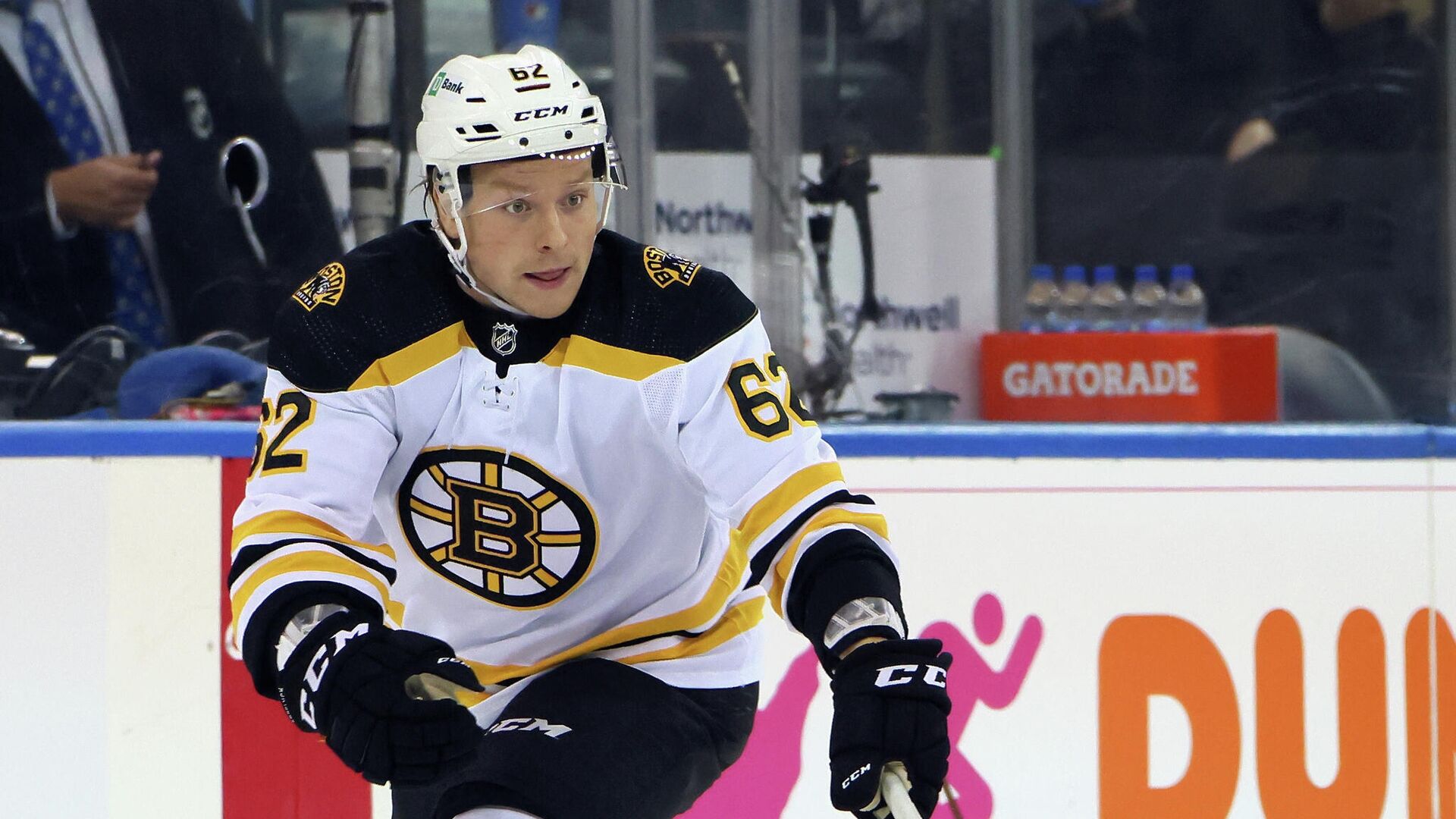 NEW YORK, NEW YORK - SEPTEMBER 28: Oskar Steen #62 of the Boston Bruins skates against the New York Rangers at Madison Square Garden on September 28, 2021 in New York City.   Bruce Bennett/Getty Images/AFP (Photo by BRUCE BENNETT / GETTY IMAGES NORTH AMERICA / Getty Images via AFP) - РИА Новости, 1920, 23.01.2022