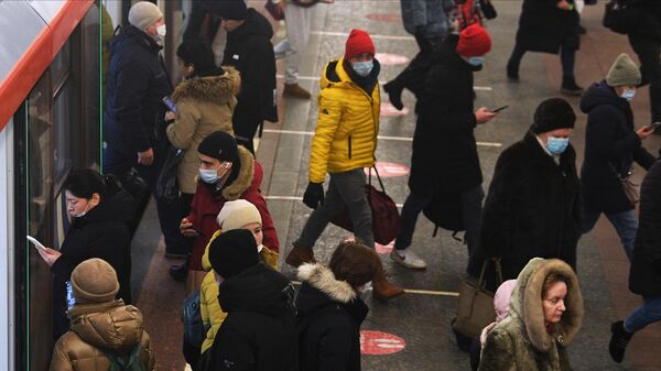 Пассажиры в защитных масках в Московском метрополитене