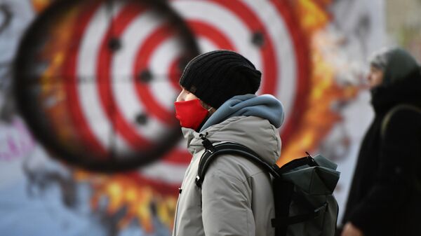 Молодой человек в защитной маске на одной из улиц в Екатеринбурге