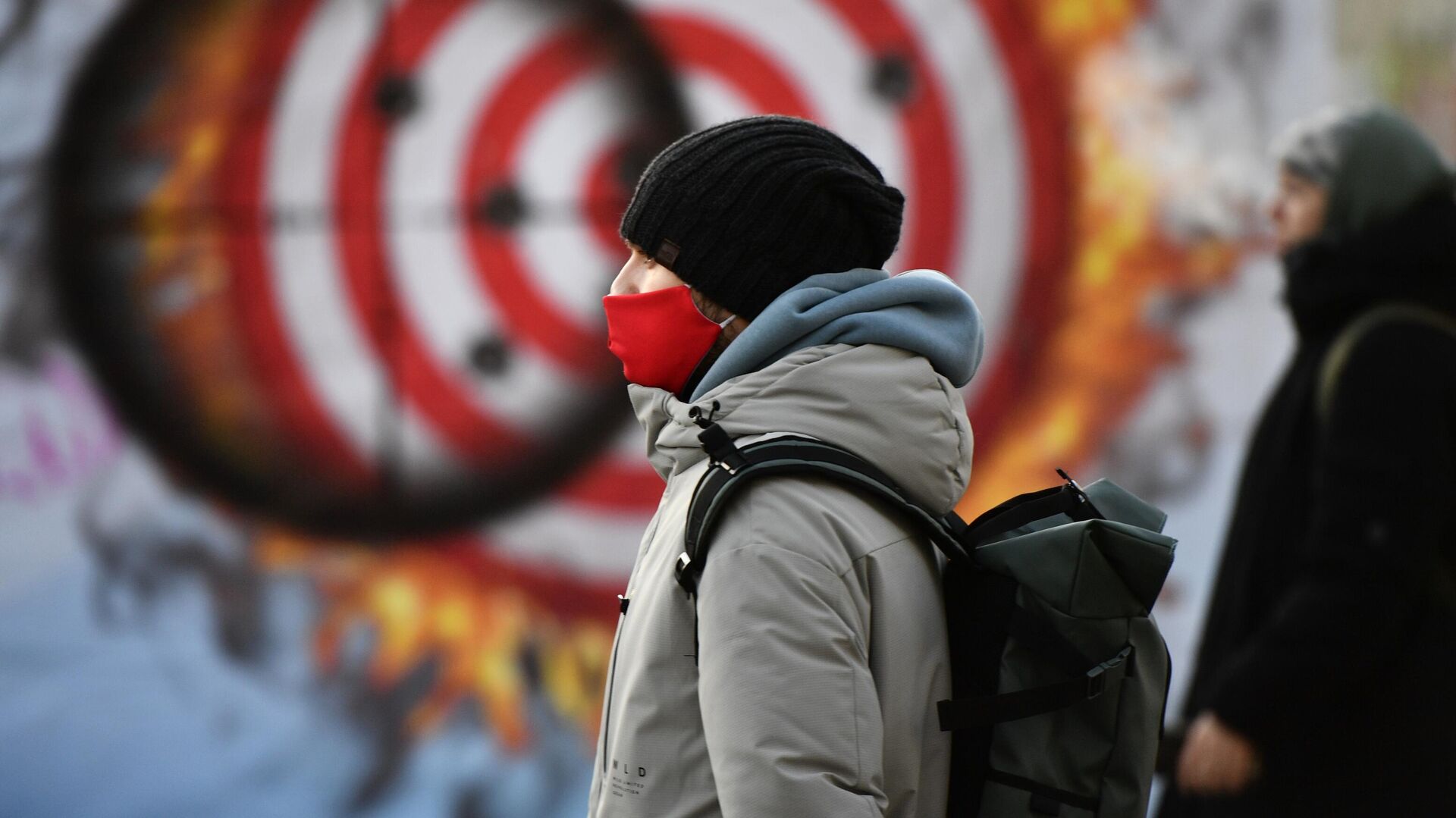 Молодой человек в защитной маске на одной из улиц в Екатеринбурге - РИА Новости, 1920, 24.02.2022