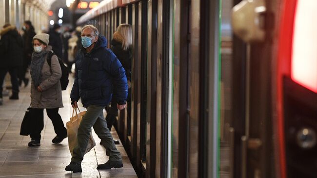 Пассажиры в защитных масках в Московском метрополитене