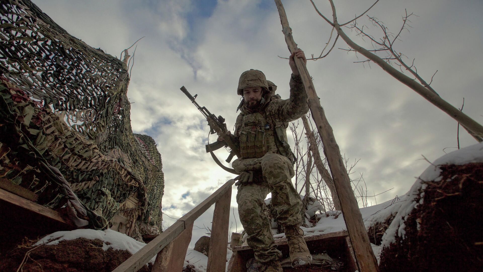 Украинский военный на линии соприкосновения возле Горловки в Донецкой области - РИА Новости, 1920, 03.02.2022