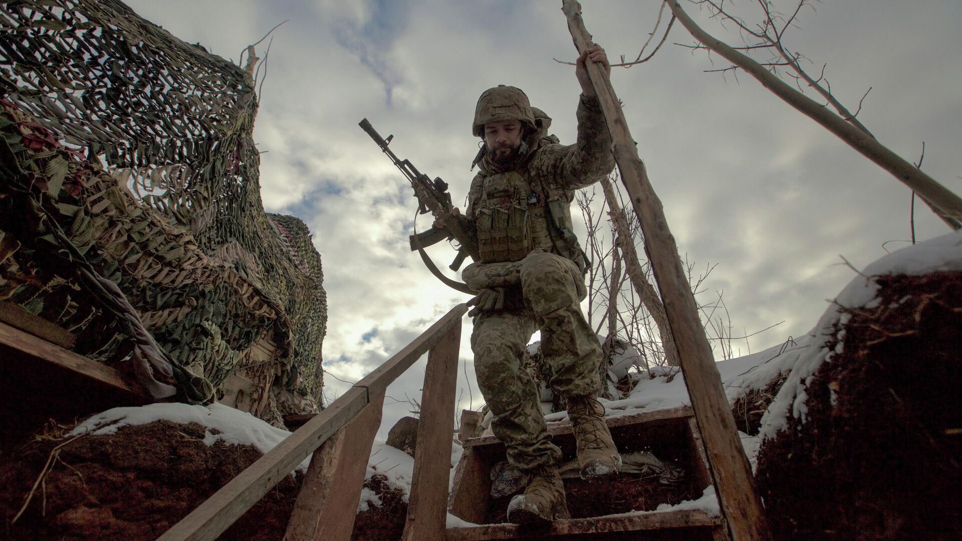 Украинский военный на линии соприкосновения возле Горловки в Донецкой области - РИА Новости, 1920, 09.02.2022