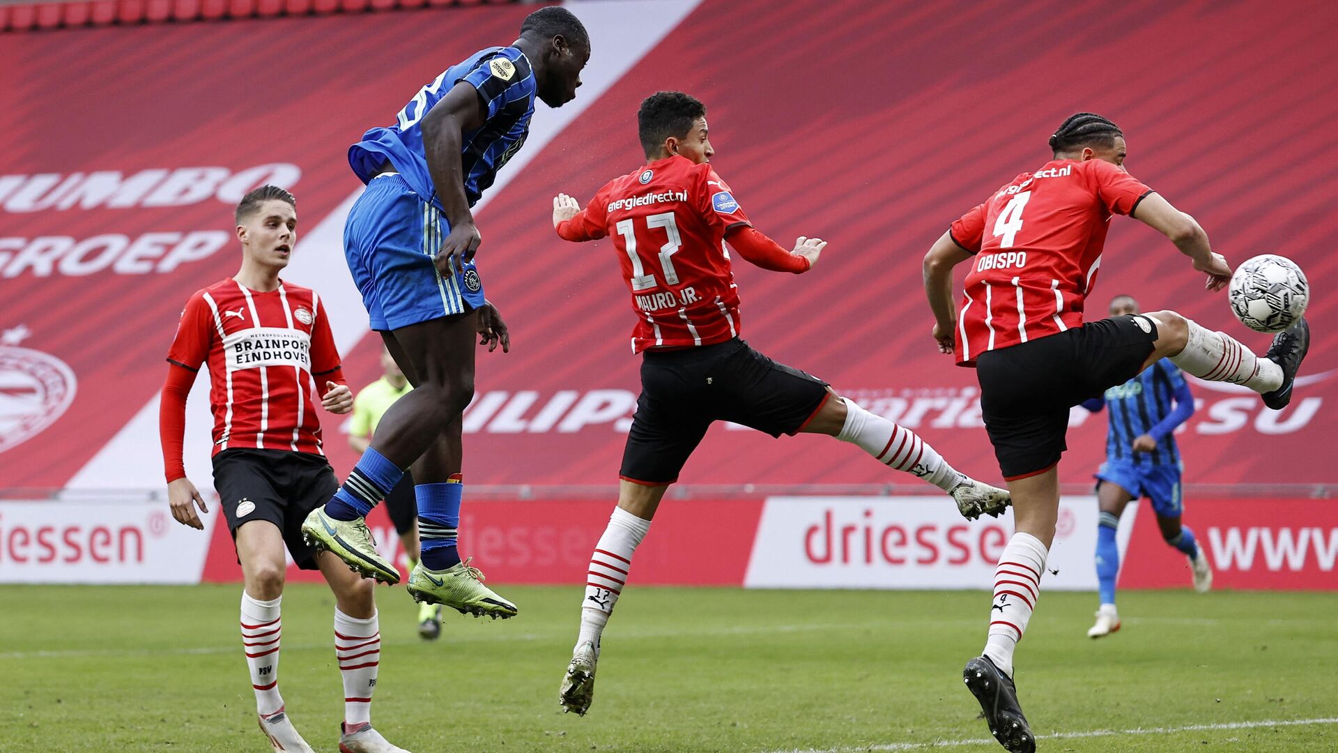 Brian Brobbey of Ajax (L) scores a goal in front of Mauro Junior of PSV Eindhoven (C) and Armando Obispo of PSV Eindhoven (R) during the Dutch Eredivisie football match between PSV Eindhoven and Ajax Amsterdam in the Phillips stadium on January 23, 2022 in Eindhoven. (Photo by MAURICE VAN STEEN / ANP / AFP) / Netherlands OUT - РИА Новости, 1920, 23.01.2022