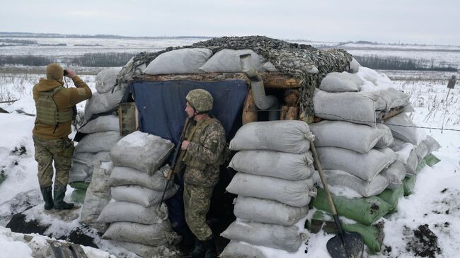 Украинские военные на линии соприкосновения в Луганской области