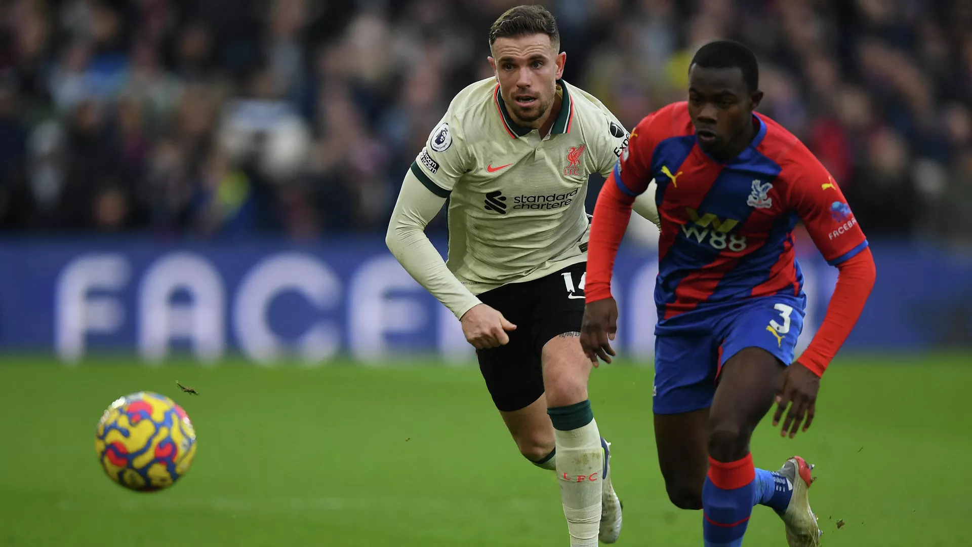 Liverpool's English midfielder Jordan Henderson (L) and Crystal Palace's English defender Tyrick Mitchell compete during the English Premier League football match between Crystal Palace and Liverpool at Selhurst Park in south London on January 23, 2022. (Photo by Daniel LEAL / AFP) / RESTRICTED TO EDITORIAL USE. No use with unauthorized audio, video, data, fixture lists, club/league logos or 'live' services. Online in-match use limited to 120 images. An additional 40 images may be used in extra time. No video emulation. Social media in-match use limited to 120 images. An additional 40 images may be used in extra time. No use in betting publications, games or single club/league/player publications. /  - РИА Новости, 1920, 23.01.2022