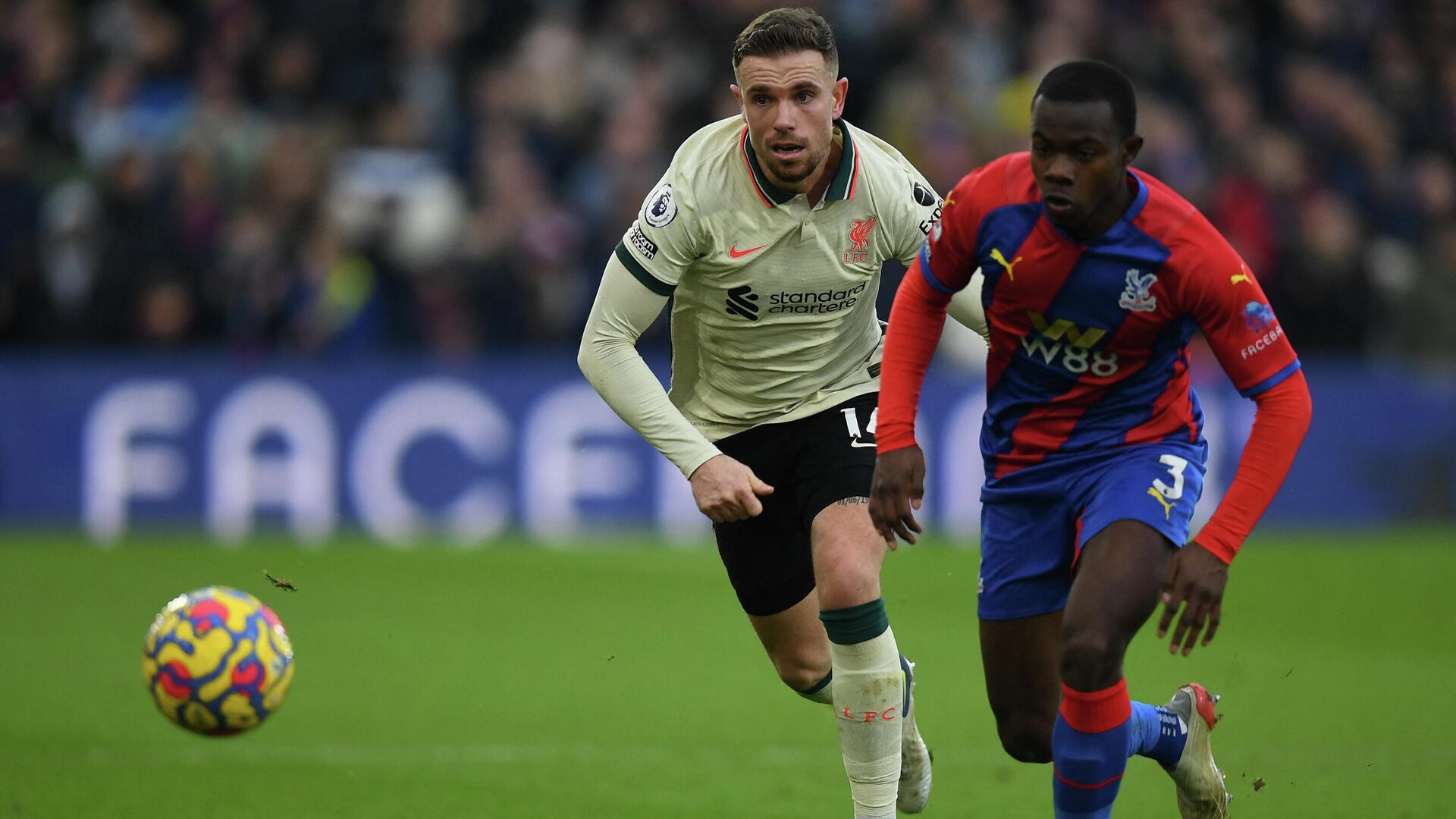 Liverpool's English midfielder Jordan Henderson (L) and Crystal Palace's English defender Tyrick Mitchell compete during the English Premier League football match between Crystal Palace and Liverpool at Selhurst Park in south London on January 23, 2022. (Photo by Daniel LEAL / AFP) / RESTRICTED TO EDITORIAL USE. No use with unauthorized audio, video, data, fixture lists, club/league logos or 'live' services. Online in-match use limited to 120 images. An additional 40 images may be used in extra time. No video emulation. Social media in-match use limited to 120 images. An additional 40 images may be used in extra time. No use in betting publications, games or single club/league/player publications. /  - РИА Новости, 1920, 23.01.2022