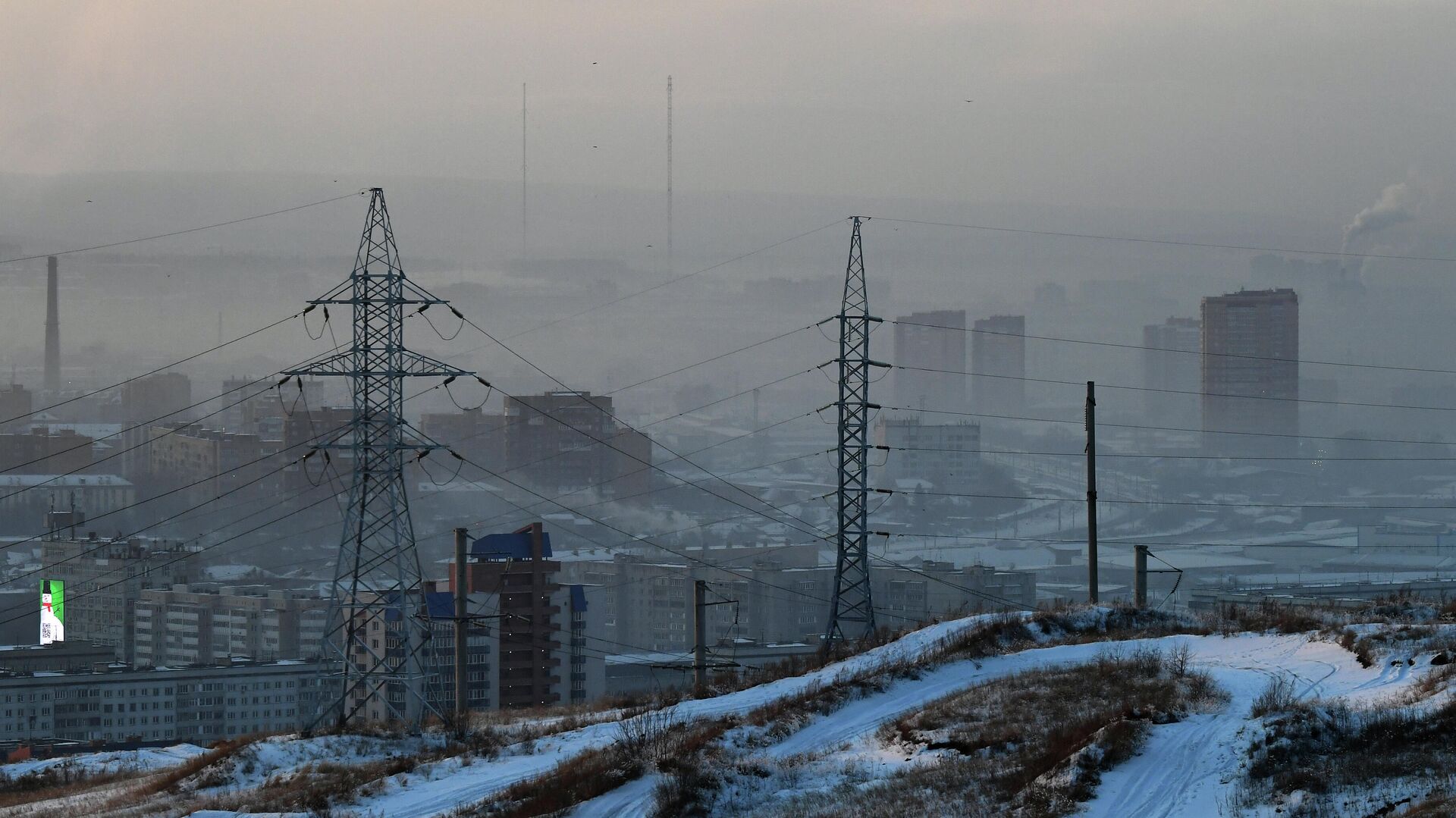 Вид на покрытые смогом жилые кварталы Красноярска во время действия режима неблагоприятных метеорологических условий - РИА Новости, 1920, 02.02.2023