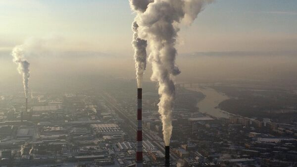 Вид на покрытые смогом жилые кварталы Красноярска во время действия режима неблагоприятных метеорологических условий